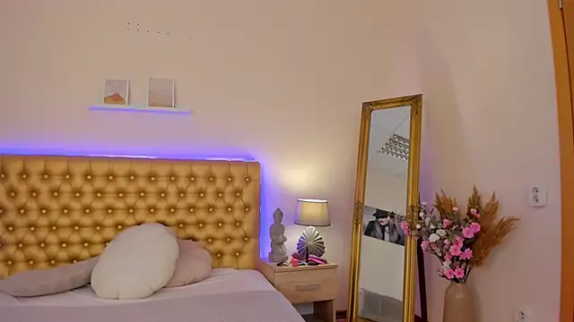 TrishaDarks online show from March 10, 6:17 am