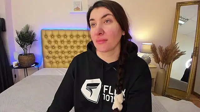 TrishaDarks online show from February 1, 6:23 am