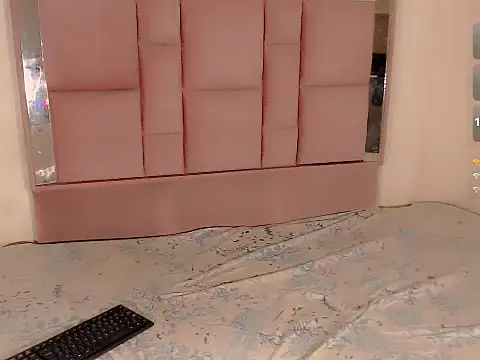 roxanawillts online show from October 19, 8:38 am