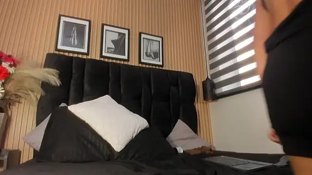 Lilith Bonnet online show from December 14, 8:03 pm