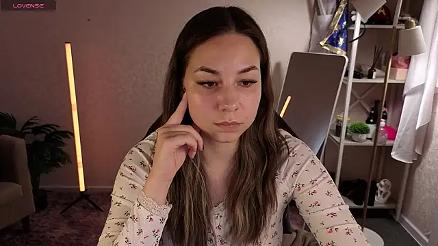 Al1ice Moures online show from March 25, 9:45 am