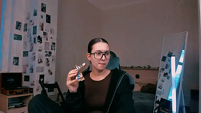 raviolly046 online show from October 16, 1:25 pm