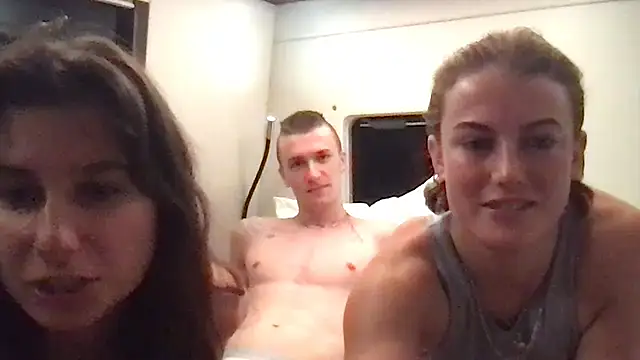 kikidewilde online show from September 30, 8:24 pm
