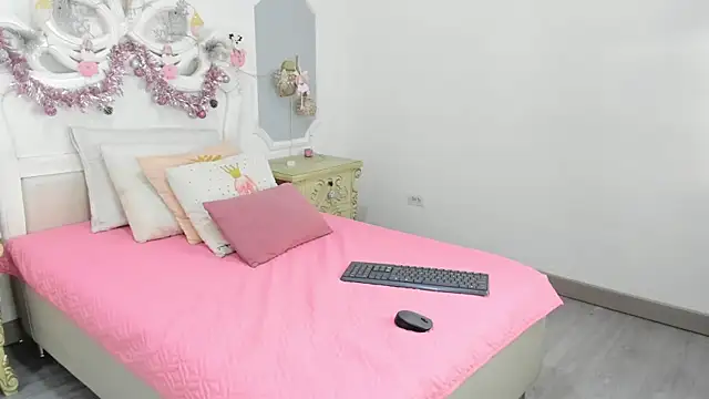 ChikiBom28 online show from December 4, 8:20 pm