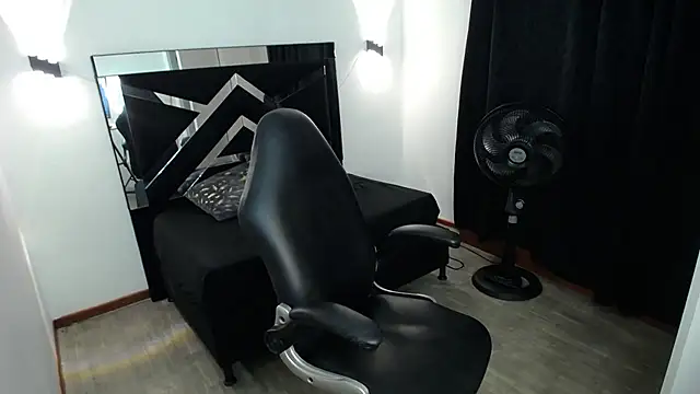 MarianaRojas  online show from April 30, 9:47 am