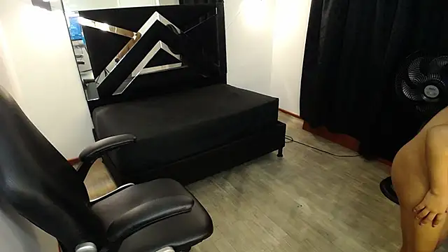 MarianaRojas  online show from January 19, 4:30 am