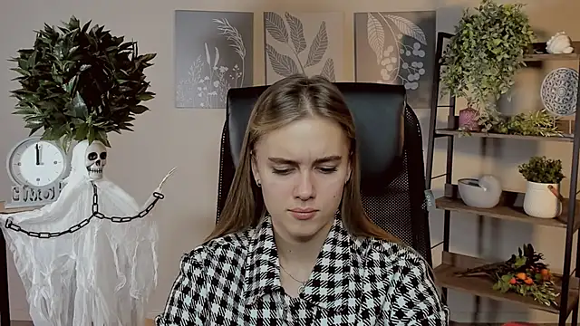 JuneWoods online show from October 31, 1:04 pm