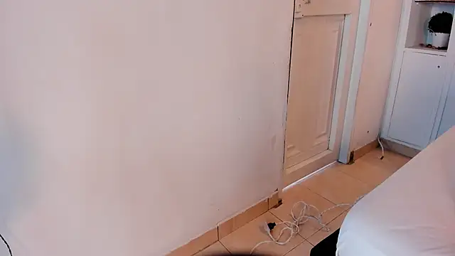 Caroline Millerr online show from November 15, 9:05 pm