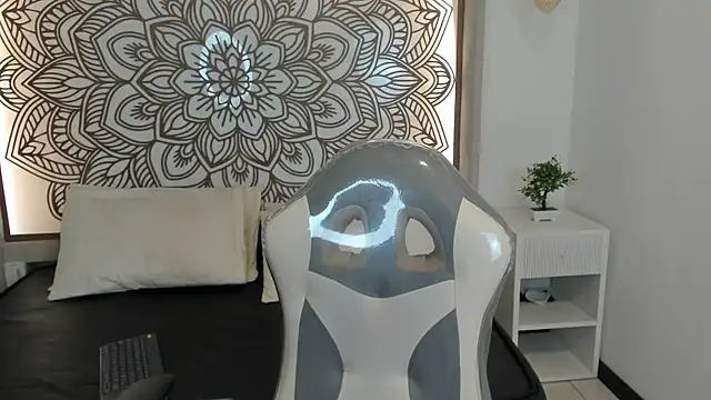 Daphne Nicolle online show from October 3, 3:06 pm