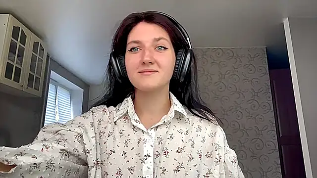 LyndaLewi online show from October 4, 1:28 pm