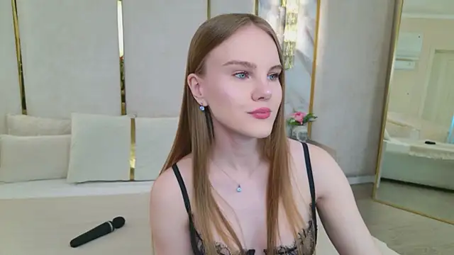 Lili Lohan online show from May 25, 5:28 am