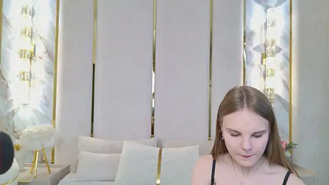 Lili Lohan online show from May 19, 5:03 am