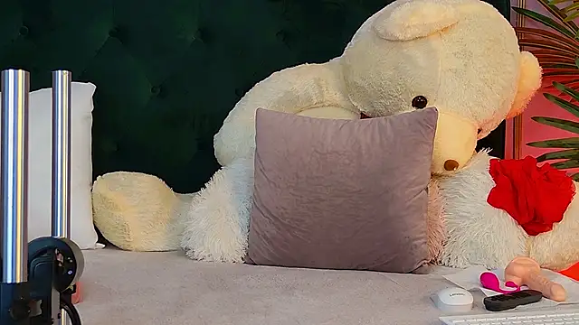 KirraWhite online show from November 5, 12:32 pm