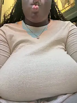 nanaisbackk online show from February 26, 5:45 pm