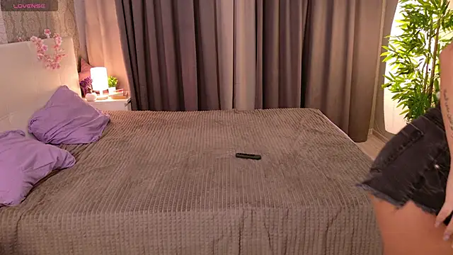 Milf Queenn online show from October 4, 3:16 pm