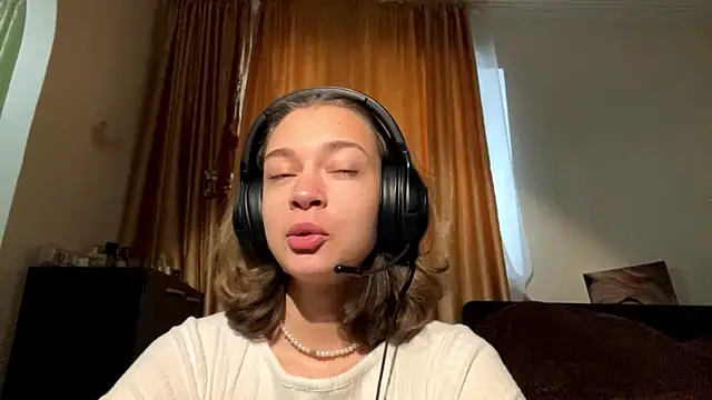 LiliVang online show from October 4, 5:57 am