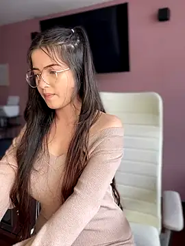 KyliePink  online show from October 4, 2:32 pm