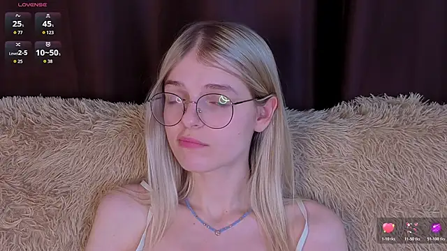 MonicaShiny online show from December 5, 9:05 pm