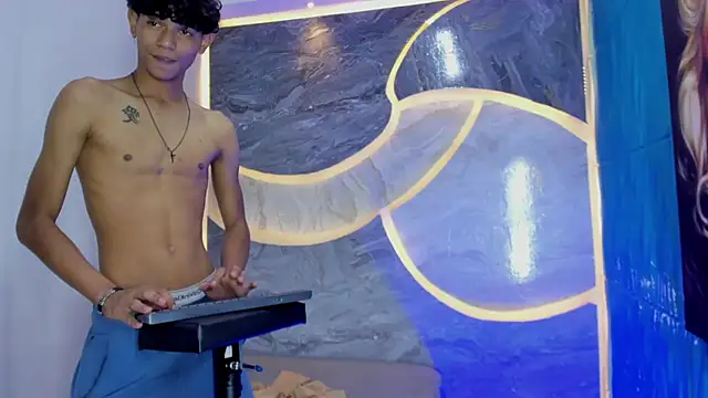 Play boys Hot2 online show from October 30, 1:45 pm