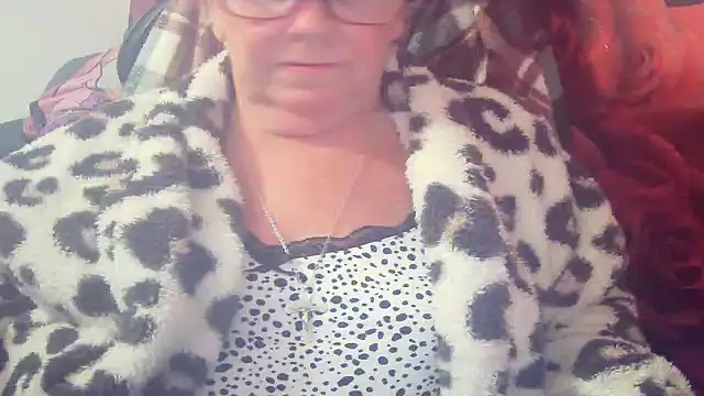 Playful MILF Demi online show from May 18, 5:41 pm
