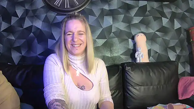 Delichieuse5 online show from November 21, 9:06 pm