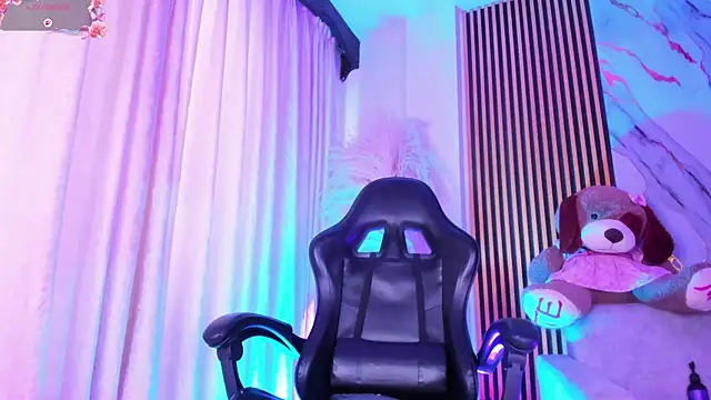 alejagarcia  online show from May 22, 9:24 pm