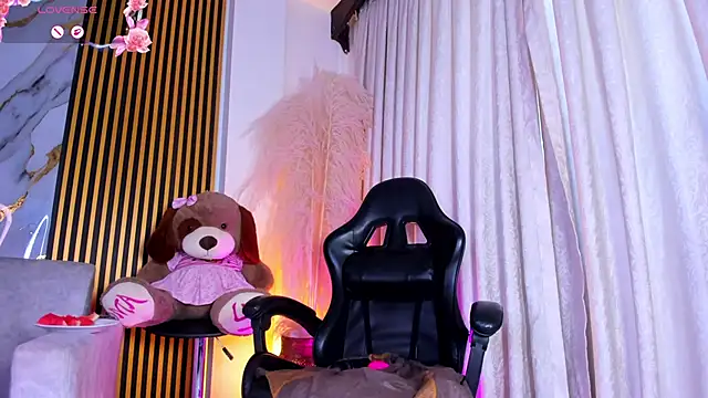 alejagarcia  online show from March 20, 8:25 pm