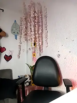 Emilycollei online show from May 7, 5:12 am