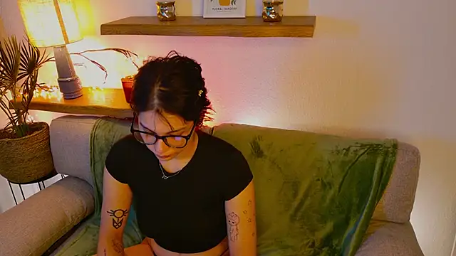 LoraShines online show from December 3, 9:00 am