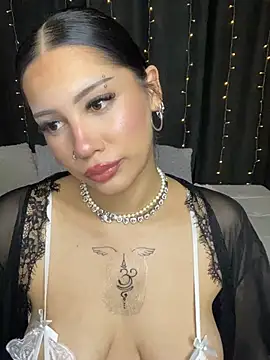 LoraShines online show from May 21, 5:22 pm