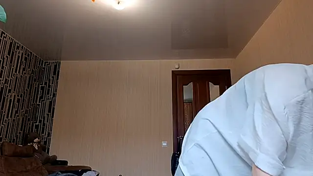 JesseniaHanney online show from October 18, 9:34 am