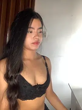 LunaMoore Pink online show from October 18, 3:15 pm