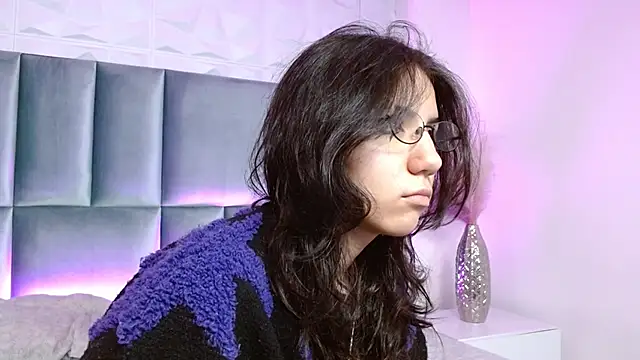 HollyPeach online show from May 10, 6:21 pm