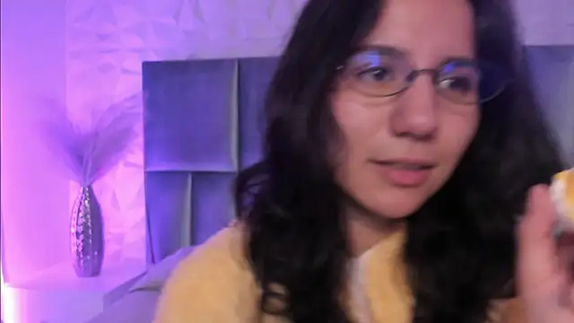 HollyPeach online show from April 9, 7:30 pm