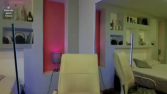 HollyPeach online show from May 25, 7:35 pm