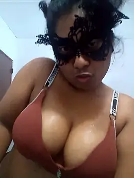 Expose Queen online show from May 4, 7:28 pm