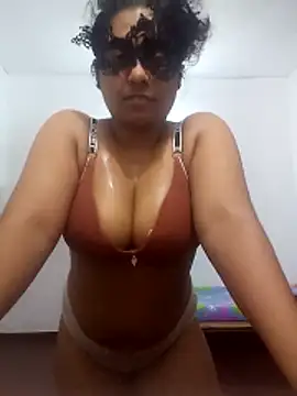 Expose Queen online show from May 21, 4:49 pm