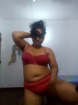 Expose Queen online show from May 26, 5:56 pm