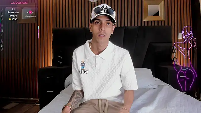 DerryAndIzzy online show from December 1, 4:49 am