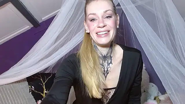 Snapshot of MistyCristy chatting on October 18, 8:54 pm MistyCristy online show from October 18, 8:54 pm