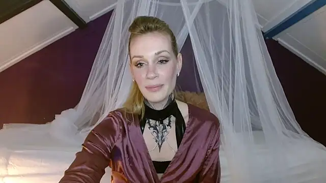 Snapshot of MistyCristy chatting on October 17, 8:01 pm MistyCristy online show from October 17, 8:01 pm