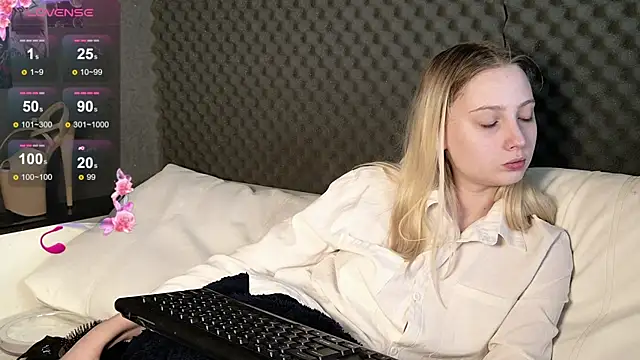 Fluffy Cloude online show from May 12, 3:59 am