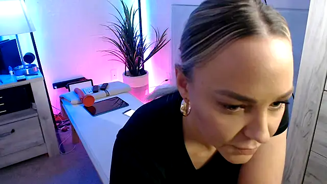 sofiahothead online show from March 30, 6:02 am