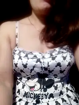 YiyinLy online show from April 3, 9:24 pm