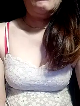 YiyinLy online show from May 17, 8:30 pm