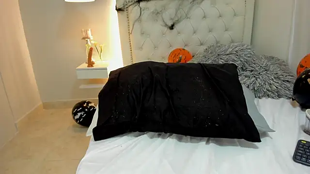 Emily Hudson  online show from October 31, 1:48 pm