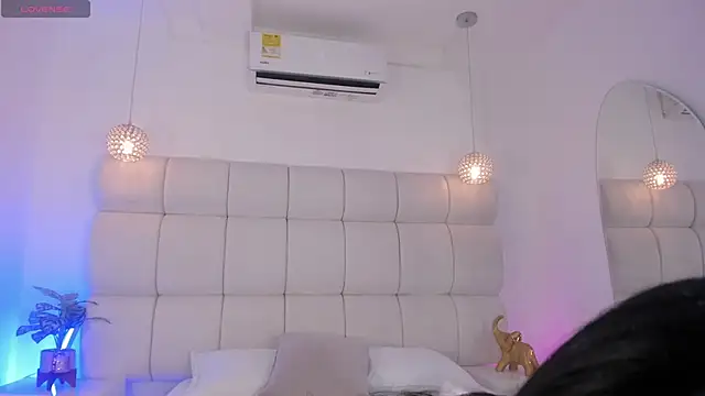 Emili  Jackson online show from December 18, 4:06 am