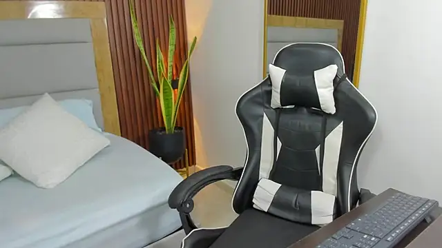 briana titsworth online show from November 20, 2:23 am