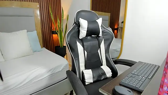 briana titsworth online show from November 28, 2:14 am