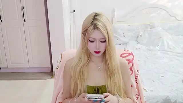 The icy moon online show from June 25, 9:02 am